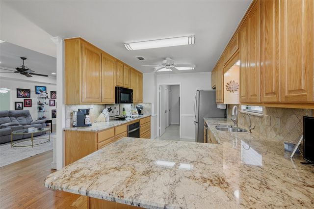 718 Kiowa Drive W, Lake Kiowa, TX 76240