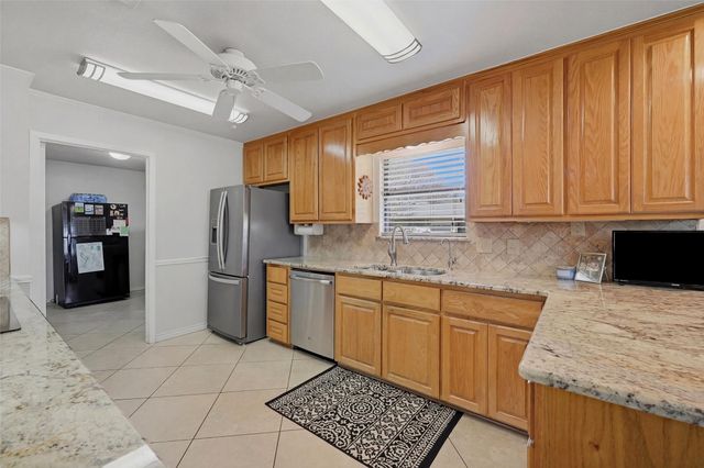 718 Kiowa Drive W, Lake Kiowa, TX 76240