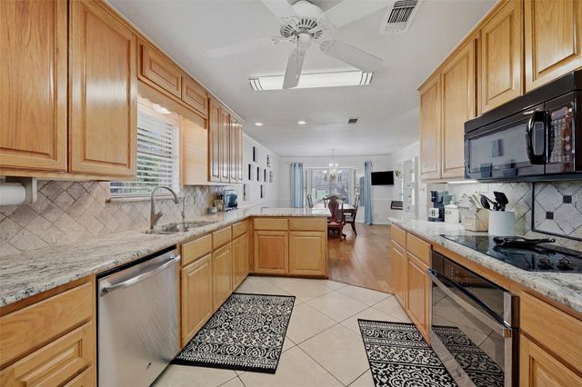 718 Kiowa Drive W, Lake Kiowa, TX 76240