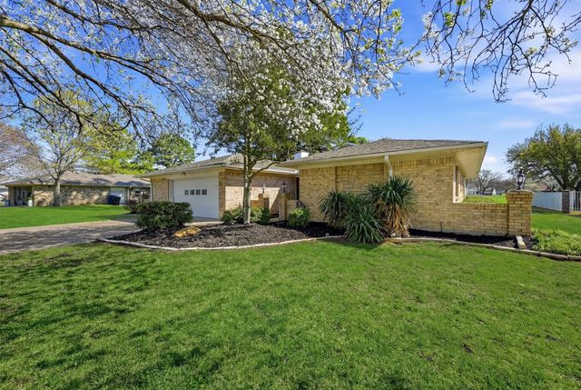 718 Kiowa Drive W, Lake Kiowa, TX 76240