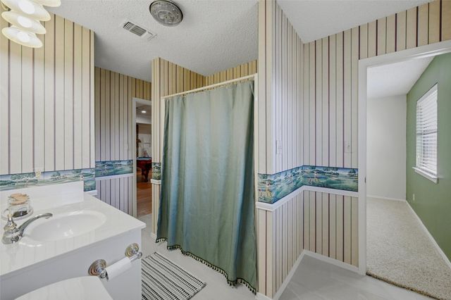 718 Kiowa Drive W, Lake Kiowa, TX 76240