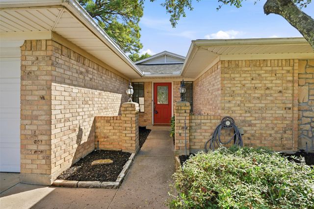718 Kiowa Drive W, Lake Kiowa, TX 76240