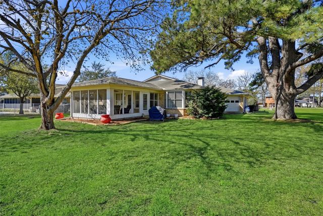 718 Kiowa Drive W, Lake Kiowa, TX 76240