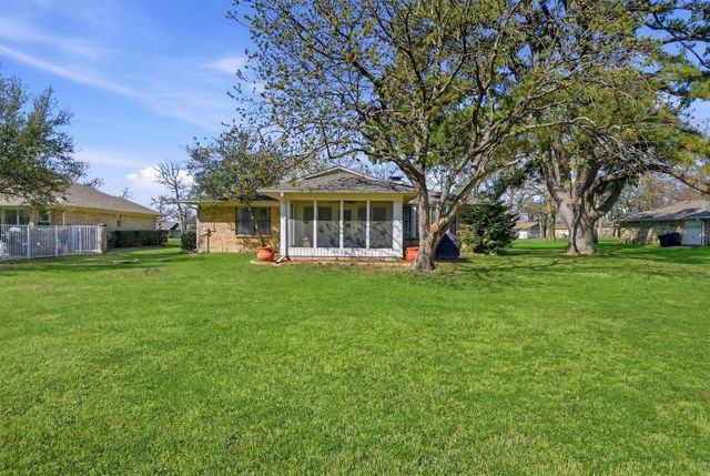 718 Kiowa Drive W, Lake Kiowa, TX 76240