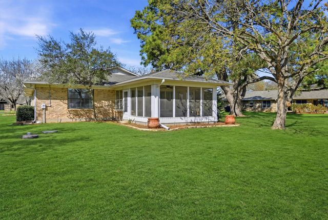 718 Kiowa Drive W, Lake Kiowa, TX 76240