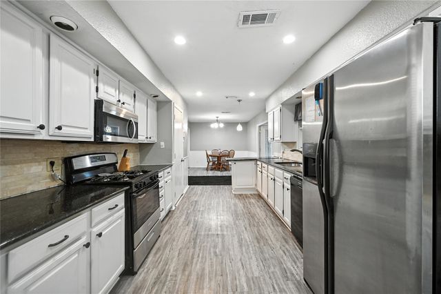 2904 Mark Twain Drive, Farmers Branch, TX 75234