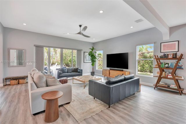 8150 SE Grassy Hollow Trl, Jupiter, FL 33458