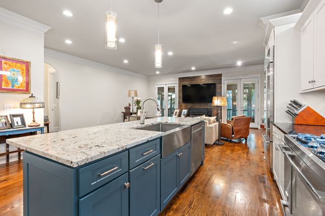 3808 Cross Creek Rd, Nashville, TN 37215