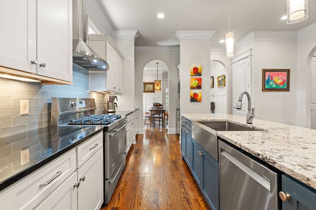 3808 Cross Creek Rd, Nashville, TN 37215