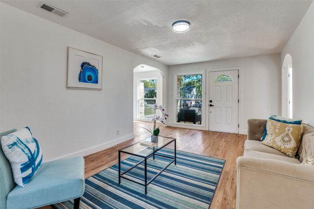 927 S Franklin Street, Dallas, TX 75211