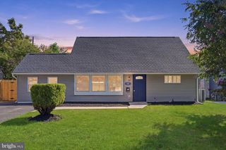 32 IRIS RD, Levittown, PA 19057