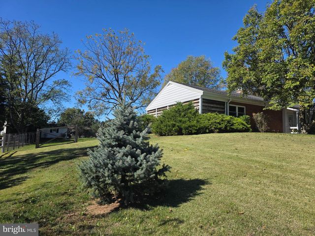 1906 COLONIAL RD, Harrisburg, PA 17112