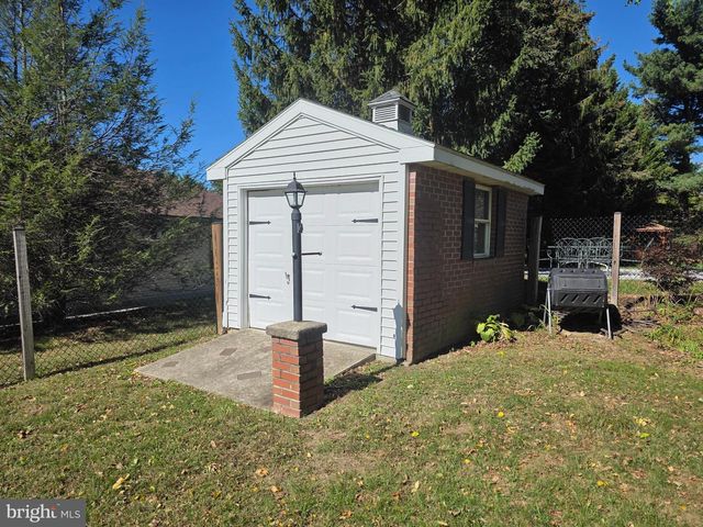 1906 COLONIAL RD, Harrisburg, PA 17112