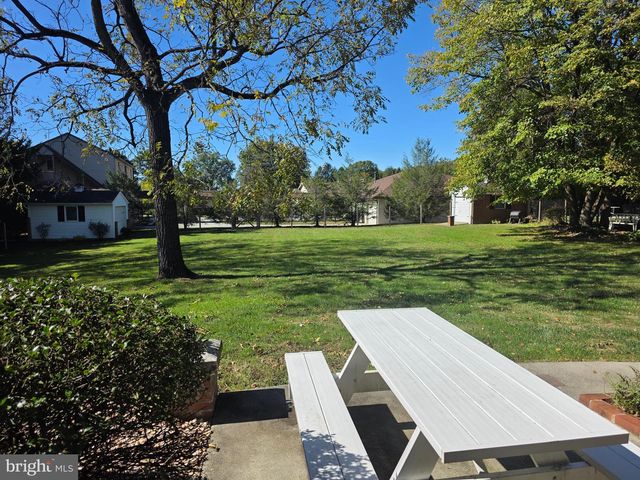 1906 COLONIAL RD, Harrisburg, PA 17112