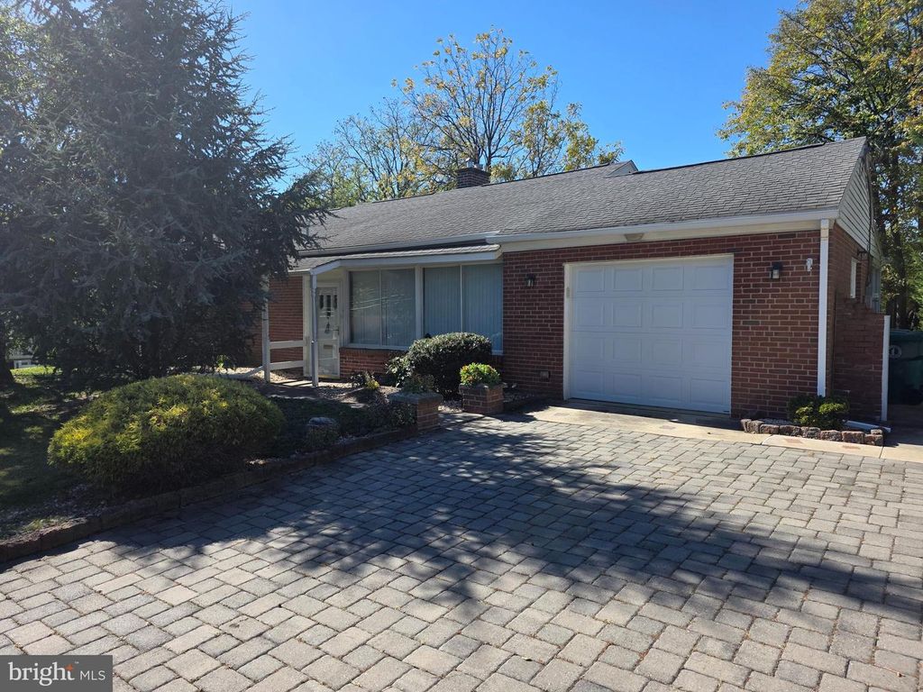 1906 COLONIAL RD, Harrisburg, PA 17112