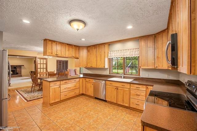 3162 Mcclure Drive, Troy, MI 48084