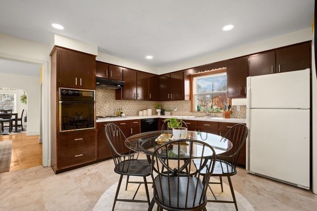 19 Juniper St, Lowell, MA 01852