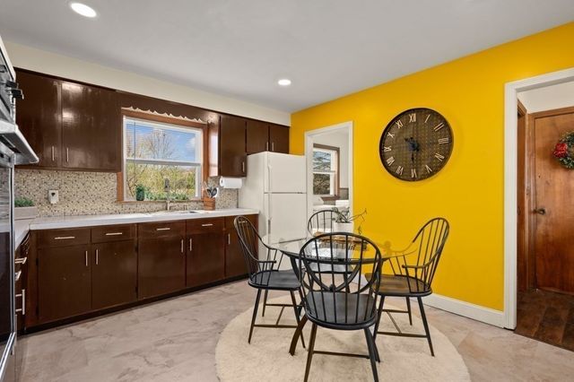 19 Juniper St, Lowell, MA 01852