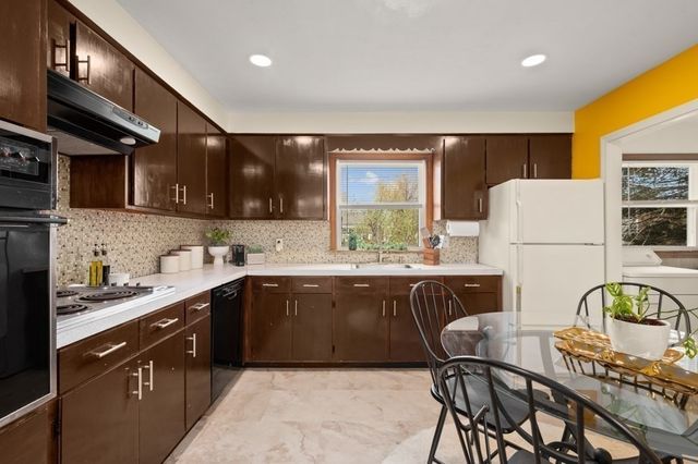 19 Juniper St, Lowell, MA 01852