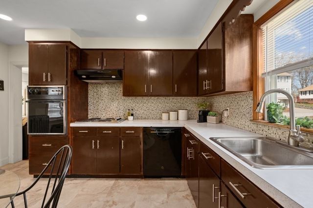 19 Juniper St, Lowell, MA 01852