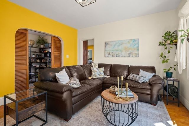 19 Juniper St, Lowell, MA 01852