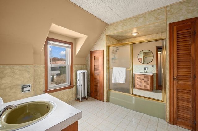 19 Juniper St, Lowell, MA 01852