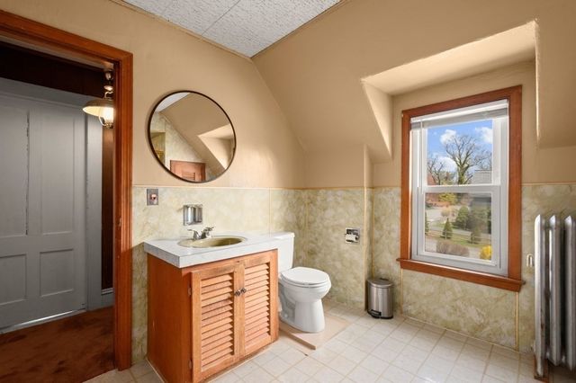 19 Juniper St, Lowell, MA 01852