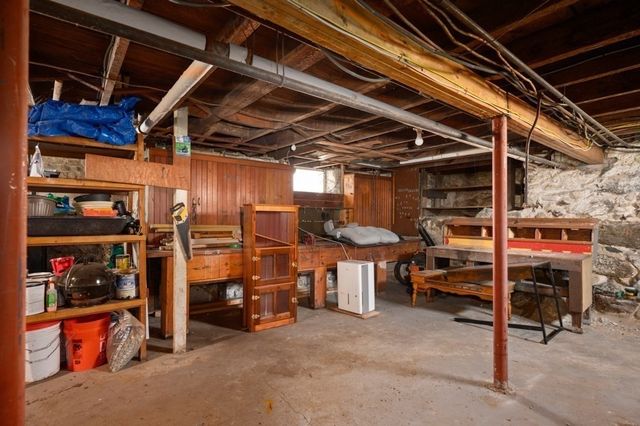 19 Juniper St, Lowell, MA 01852