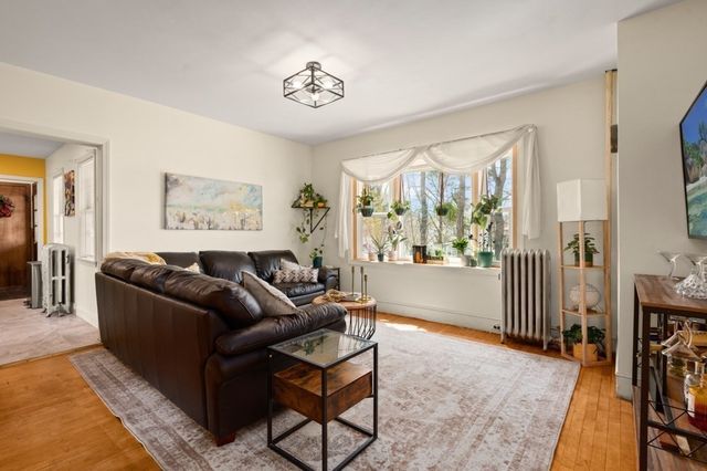 19 Juniper St, Lowell, MA 01852