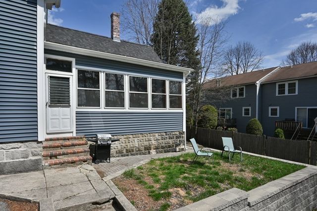 19 Juniper St, Lowell, MA 01852
