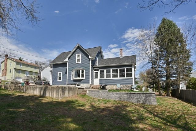 19 Juniper St, Lowell, MA 01852
