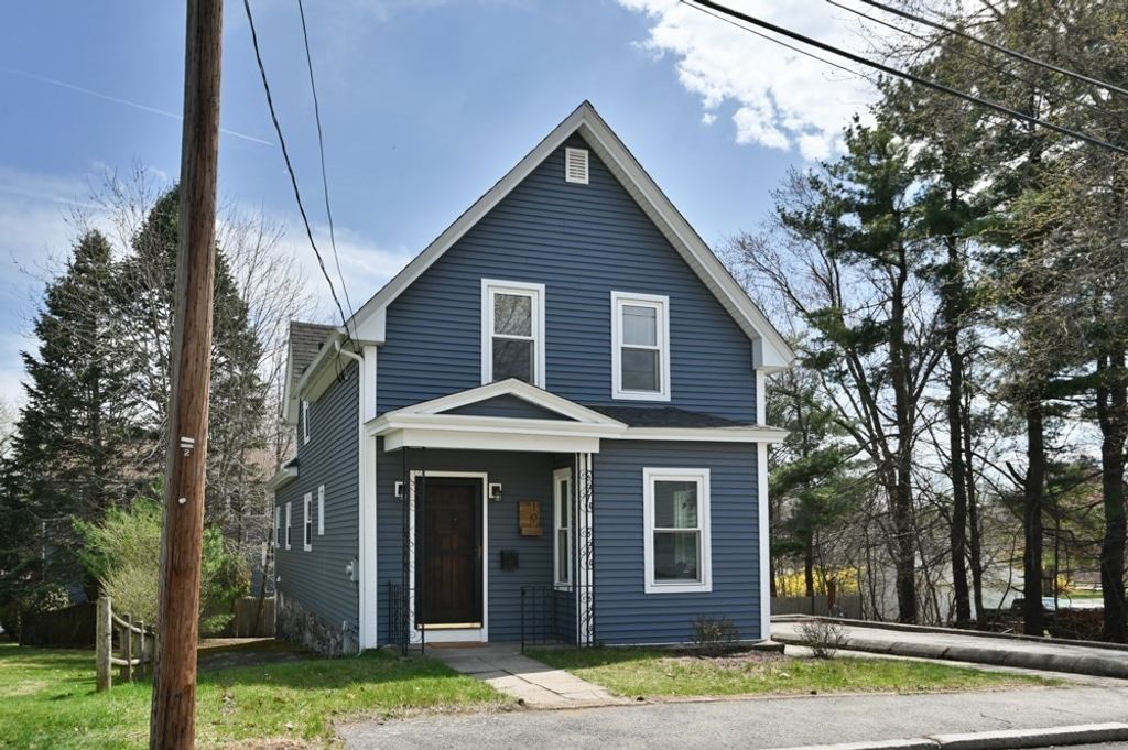 19 Juniper St, Lowell, MA 01852