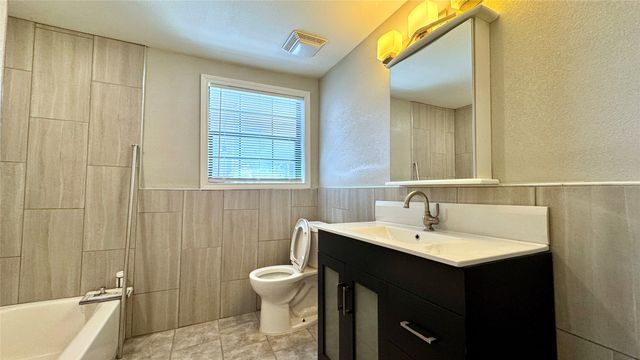 2618 Lakewood Drive, Wills Point, TX 75169