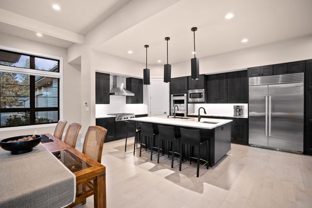 61547 Hosmer Lake Drive, Bend, OR 97702