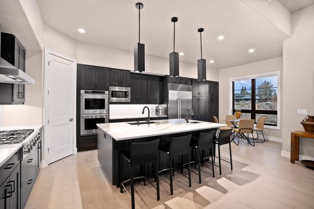 61547 Hosmer Lake Drive, Bend, OR 97702