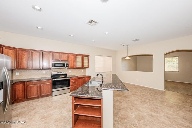 10737 S Miralago Drive, Vail, AZ 85641