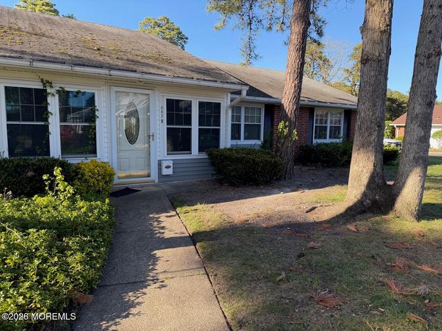 682 New Castle Court B, Lakewood, NJ 08701