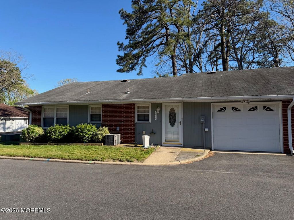 682 New Castle Court B, Lakewood, NJ 08701