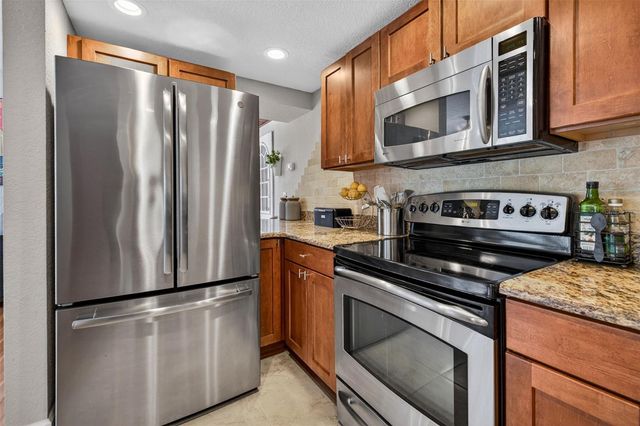 210 22ND AVENUE NE 12, St Petersburg, FL 33704