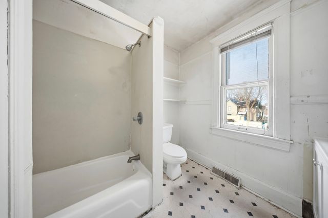 108-110 E Iroquois Street, Freeport, IL 61032