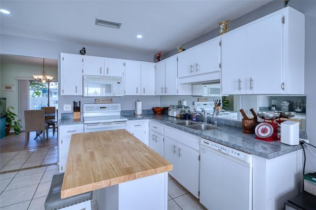 76 SANDSTONE CIRCLE, Venice, FL 34293