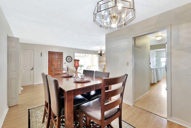 838 S Edgemoor St, Wichita, KS 67218