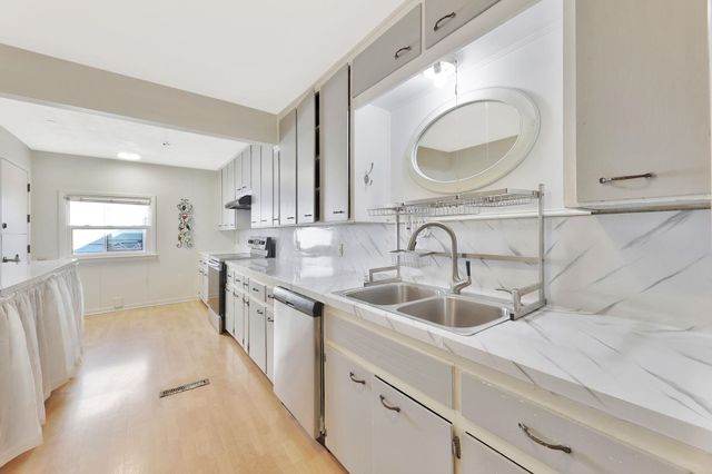 838 S Edgemoor St, Wichita, KS 67218