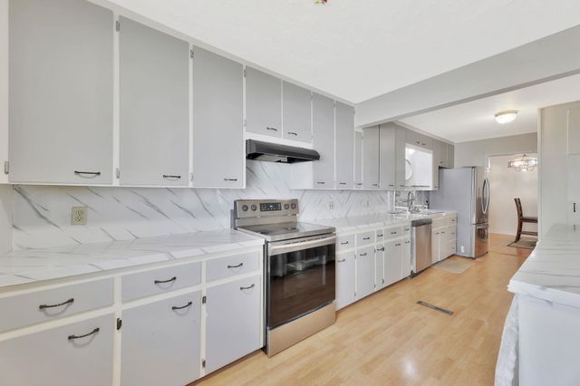 838 S Edgemoor St, Wichita, KS 67218