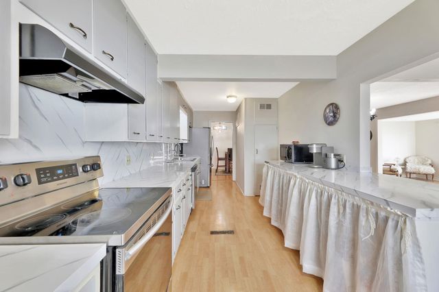 838 S Edgemoor St, Wichita, KS 67218