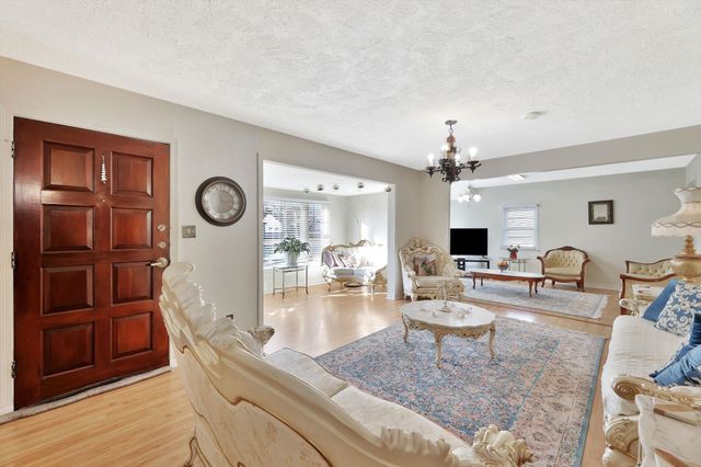 838 S Edgemoor St, Wichita, KS 67218