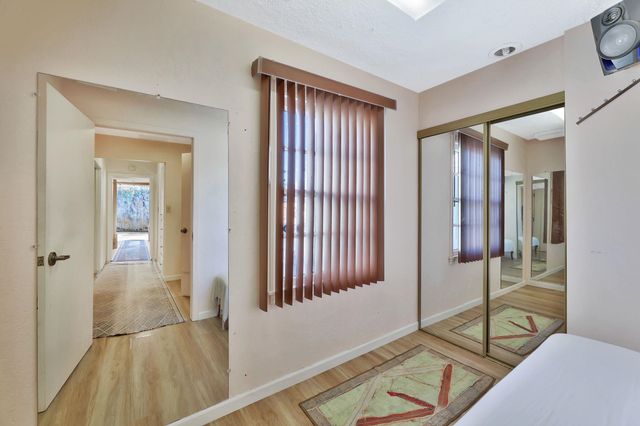 838 S Edgemoor St, Wichita, KS 67218