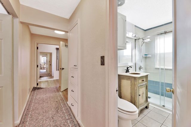 838 S Edgemoor St, Wichita, KS 67218