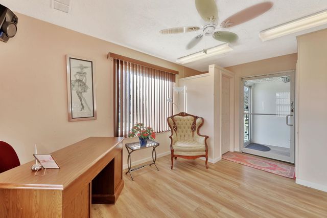 838 S Edgemoor St, Wichita, KS 67218