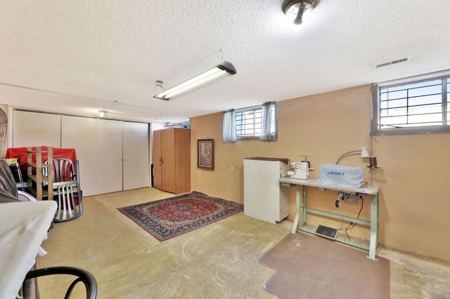 838 S Edgemoor St, Wichita, KS 67218